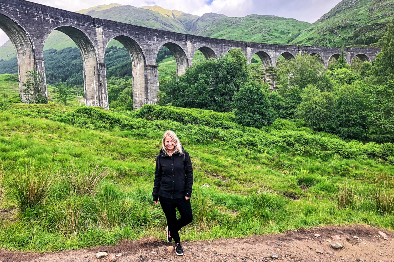Dívka před Glenfinnan Viaduct ve Skotsku