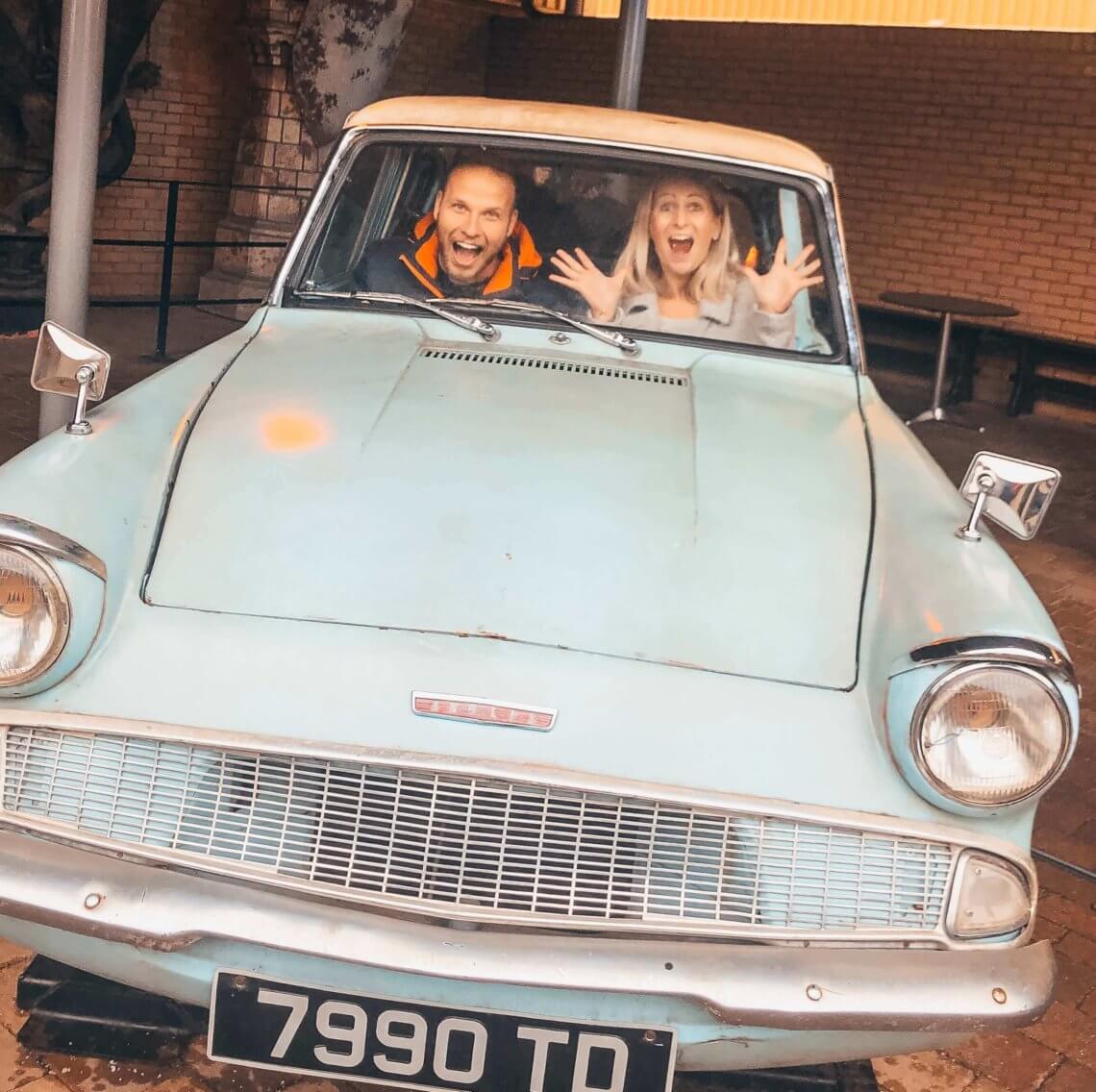 Ford Anglia a dva lidé sedící v autě Studio Harryho Pottera