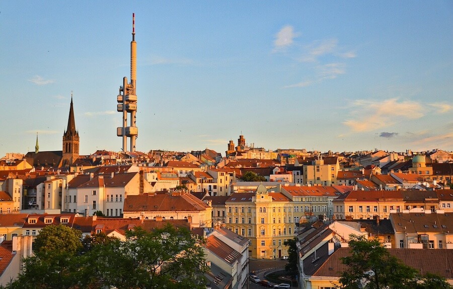 Co vidět v Praze: Pohled na městskou část Žižkov a Žižkovskou televizní věž v pozadí.