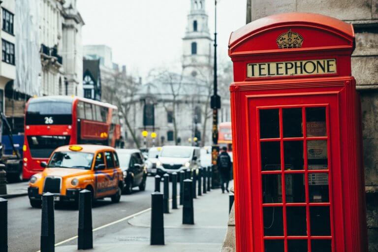 Londýn zajímavosti - telefonní budka na ulicii