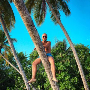 Martinik muž sedící na palmě