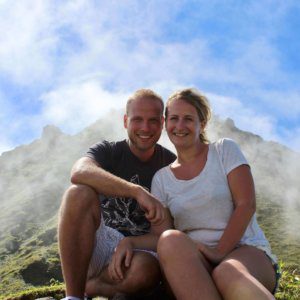 Ostrov Martinik: Sopka a dva lidé sedící před ní