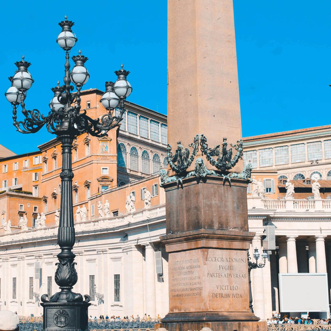 Vatikán Svatopetrské náměstí obelisk a pouliční osvětlení