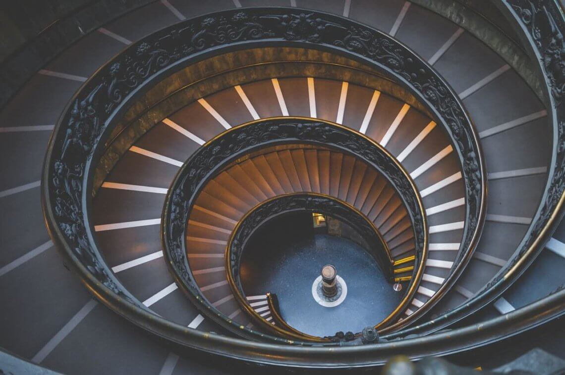 Vatikán točité schodiště ve Vatikánských muzeích