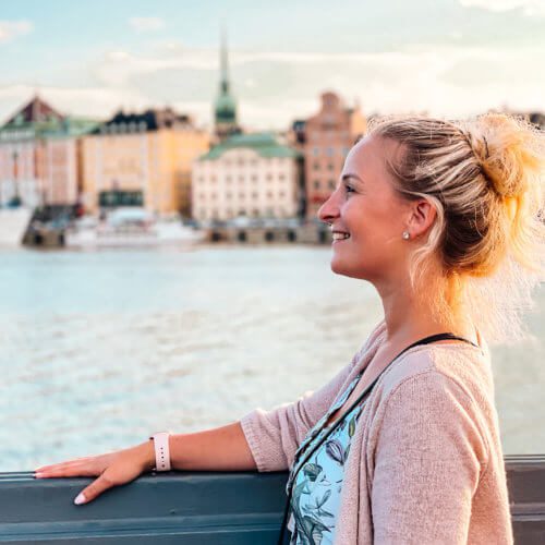 Co vidět ve Stockholmu žena na mostě