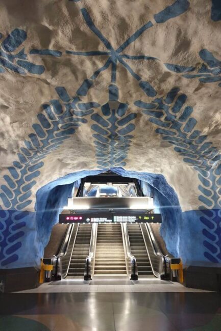 Umělecká výzdoba stanice metra T-Centralen v modrobílé barvě připomínající jeskyni, součást safari v metru ve Stockholmu jako součást itineráře Stockholm na 3 dny.