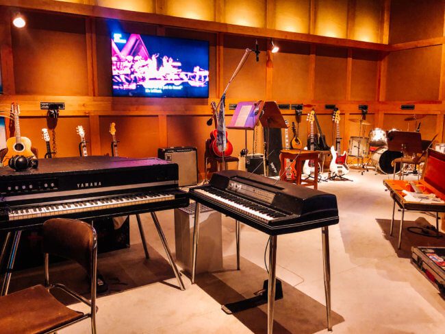 Nahrávací studio v muzeu skupiny ABBA ve Stockholmu, v popředí dva keyboardy
