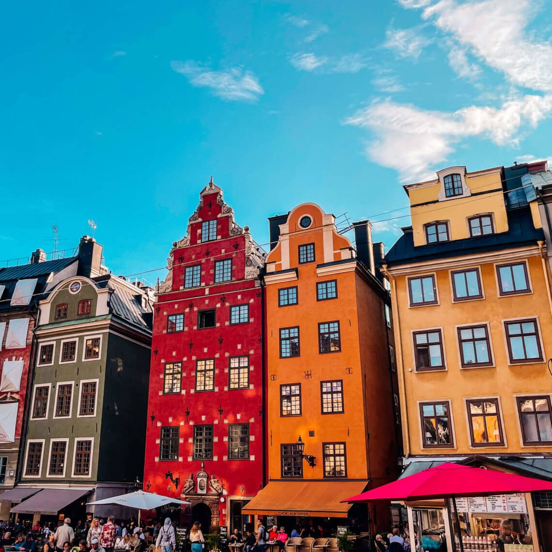 Pohled na barevné domy v historickém centru Gamla Stan ve Stockholmu, který je ideální navštívit na 3 dny. Památky ve Stockholmu zdarma.