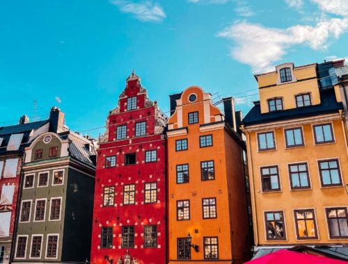Pohled na barevné domy v historickém centru Gamla Stan ve Stockholmu, který je ideální navštívit na 3 dny. Památky ve Stockholmu zdarma.