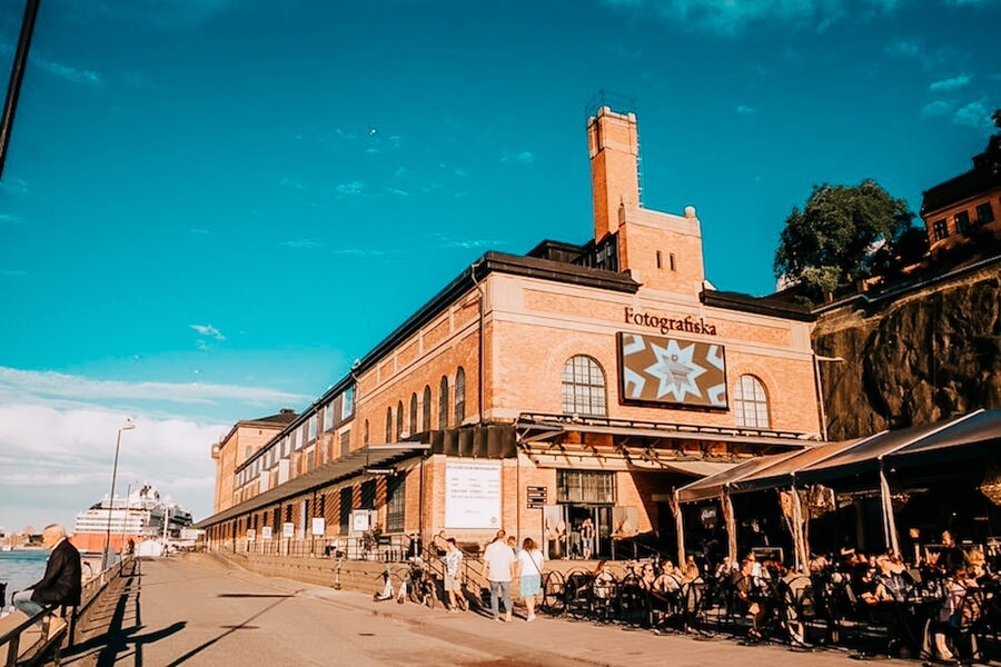 Pohled na cihlovou budovu muzea Fotografiska. Je to jeden z tipů v itineráři Stockholm za 3 dny