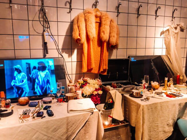 ABBA Muzeum ve Stockholmu - ukázka šatny skupiny ABBA