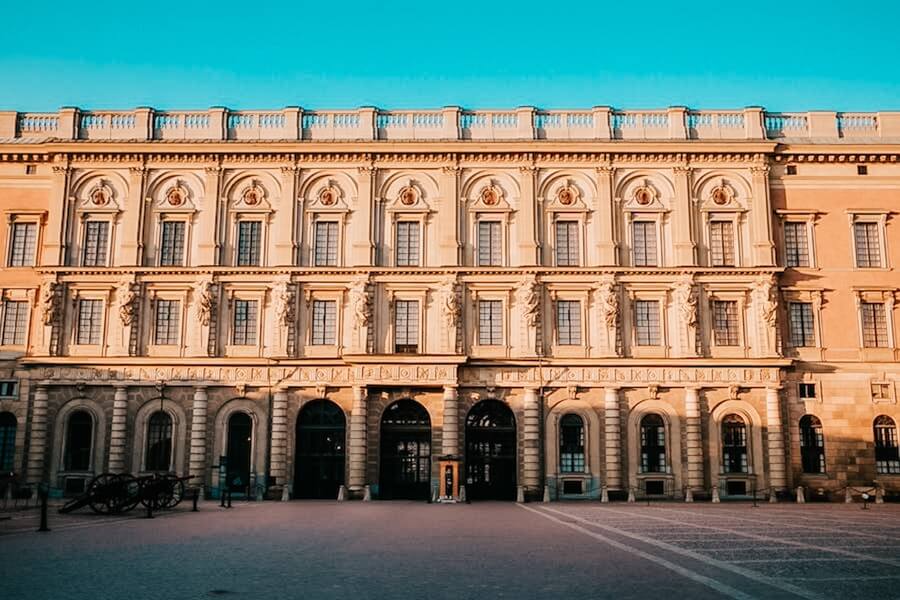 Královský palác ve Stockholmu - oficiální sídlo švédského krále. Pohled na přední stěnu paláce zdobenou sloupy, okny a sochami.