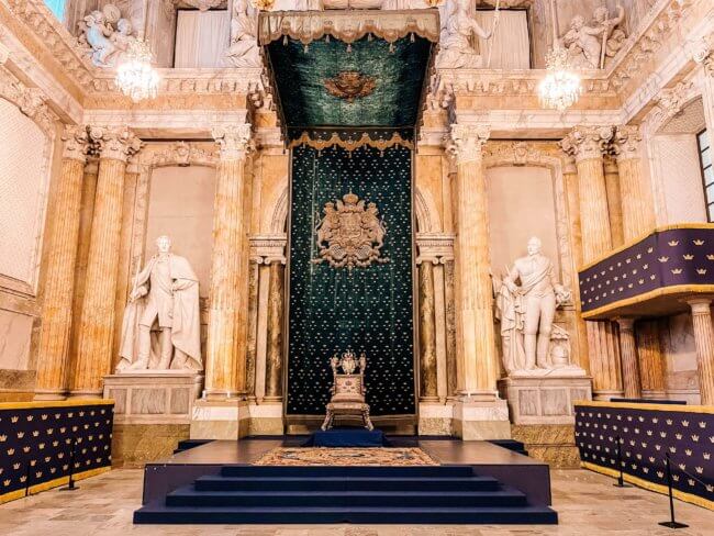 Královský palác ve Stockholmu - královský trůn v Trůnním stále.