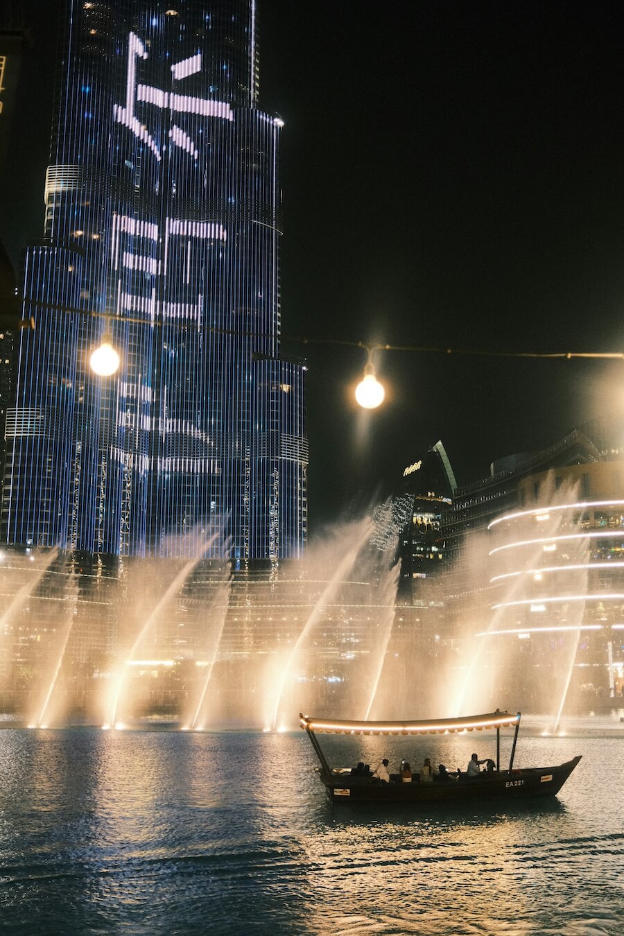 Noční show dubajské fontány pod Burj Khalifou a Dubaj tipy pro turisty