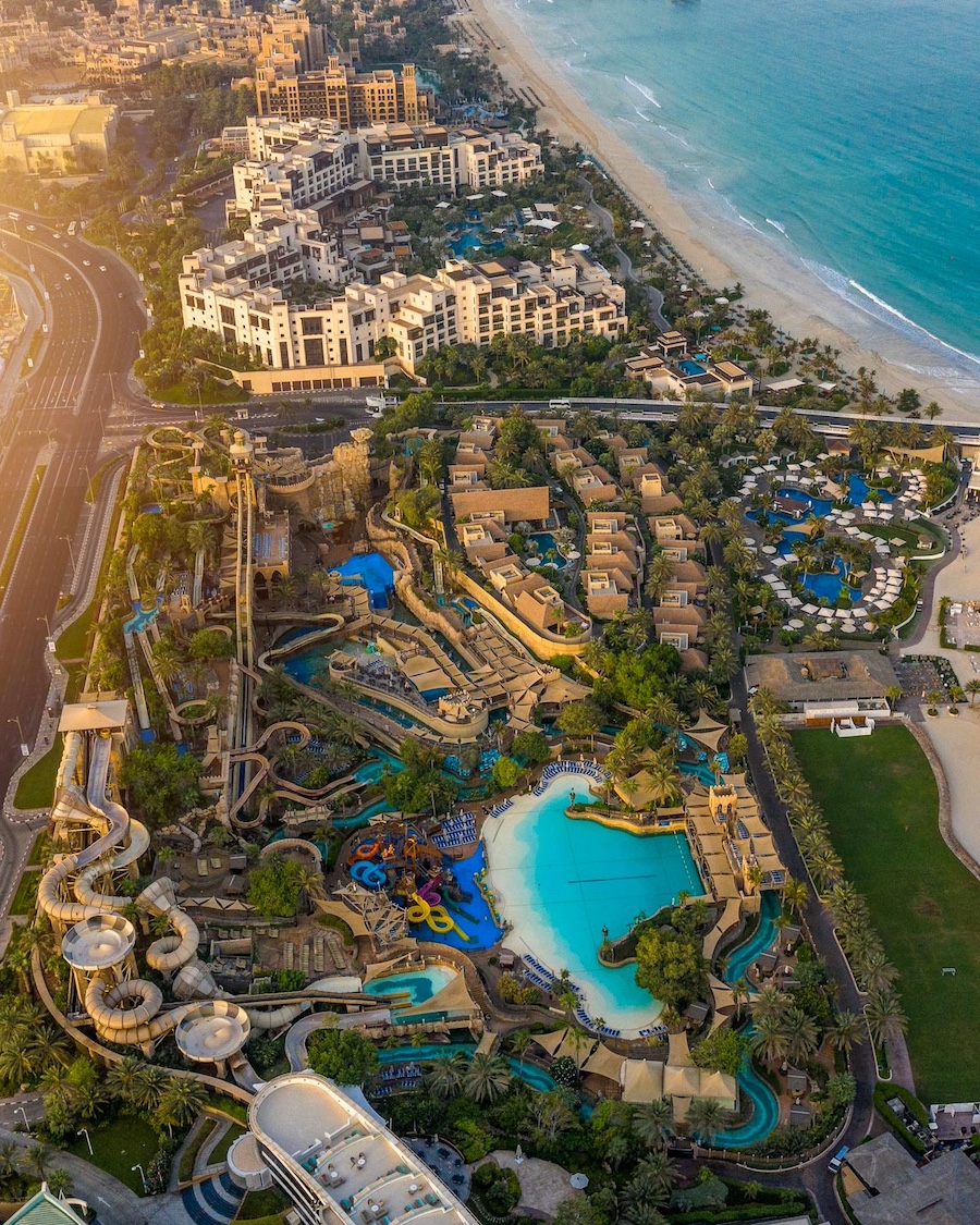 Pohled z ptačí perspektivy na vodní park Aquaventure v hotelu Atlantis, to je dovolená v Dubaji plná zábavy.