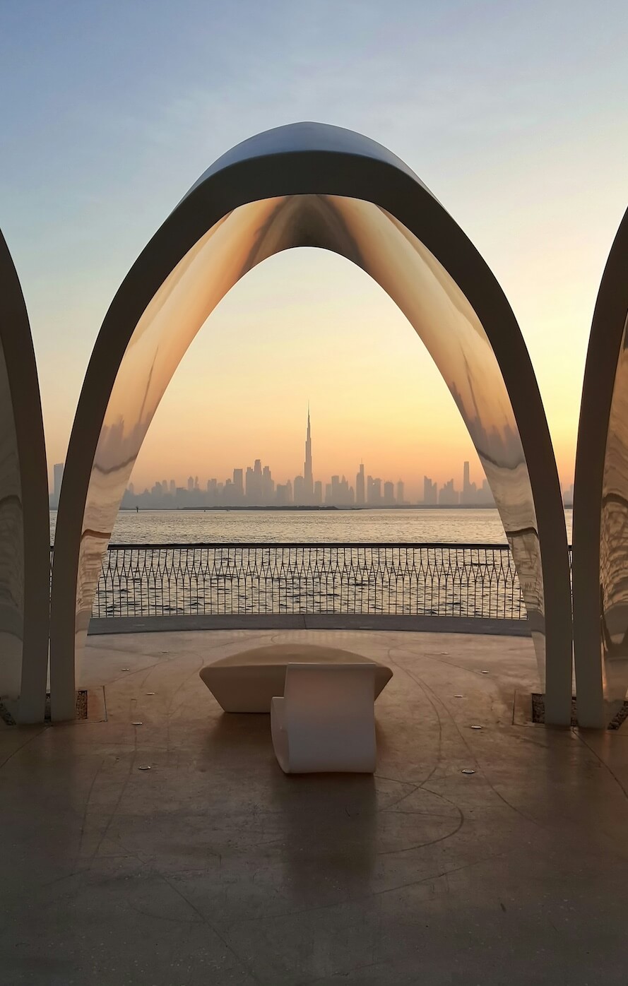 Moderní architektura a vyhlídka The Viewing Point at Dubai Creek Harbour v Dubai Creek Harbour a tipy co navštívit v Dubaji, pohled na panorama Dubaje