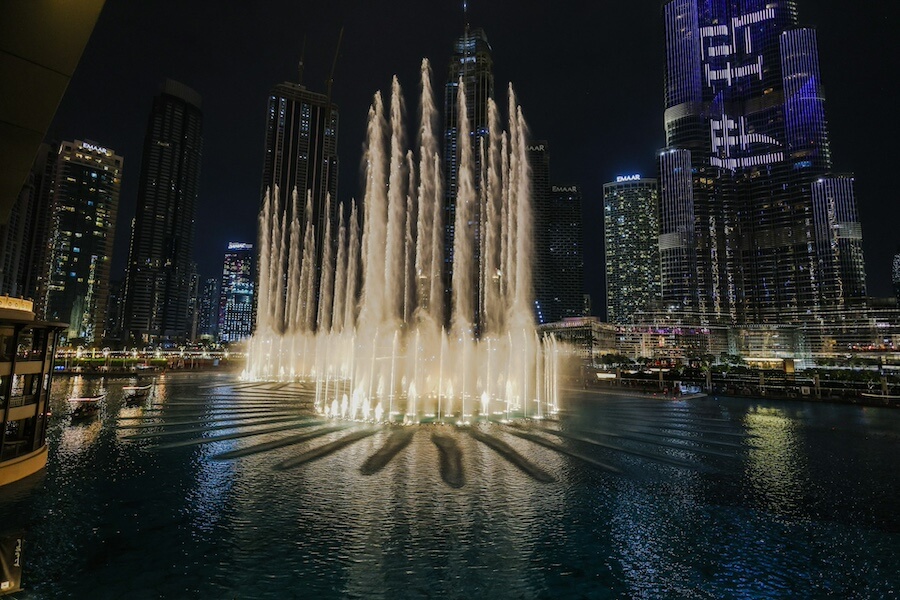 Večerní show Dubajské fontány pod mrakodrapy v Downtownu. Legendární zážitek a tip na to, co dělat v Dubaji večer zcela bez placení.
