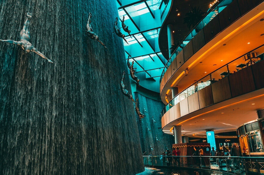 Ikonické vodopády v Dubai Mall. Neuvěřitelná podívaná, která potvrzuje, že dovolená v Dubaji levně může být plná luxusního designu a umění.