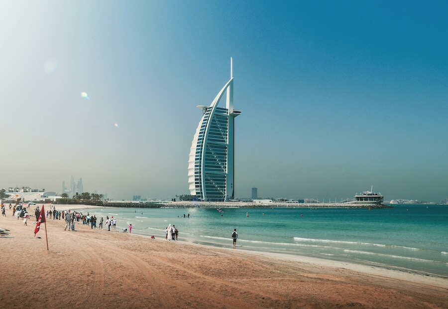 Veřejná písečná pláž Jumeirah s výhledem na hotel Burj Al Arab. Nejlepší pláže v Dubaji zdarma pro dokonalou fotku z dovolené v Dubaji levně.