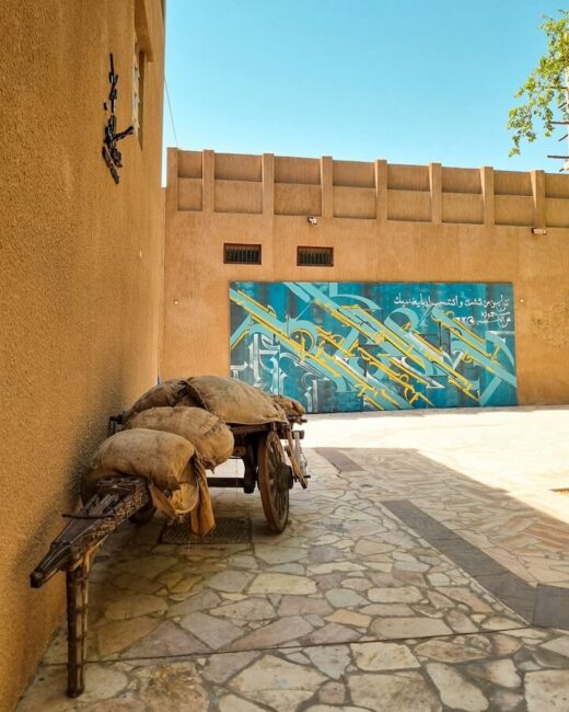 Historická ulička v Al Fahidi Historical Neighbourhood ve staré části Dubaji
