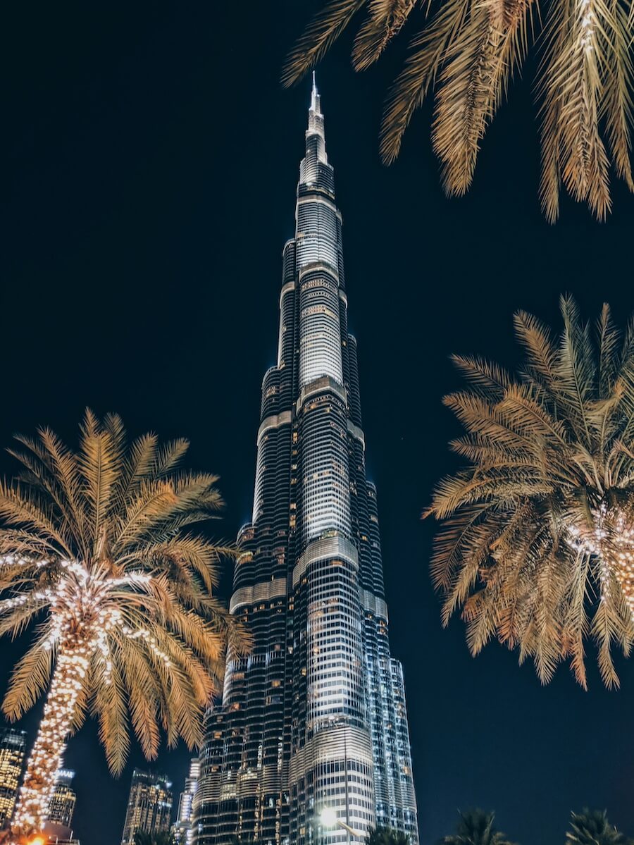 Výhled na Burj Khalifu z centra Dubaje v noci
