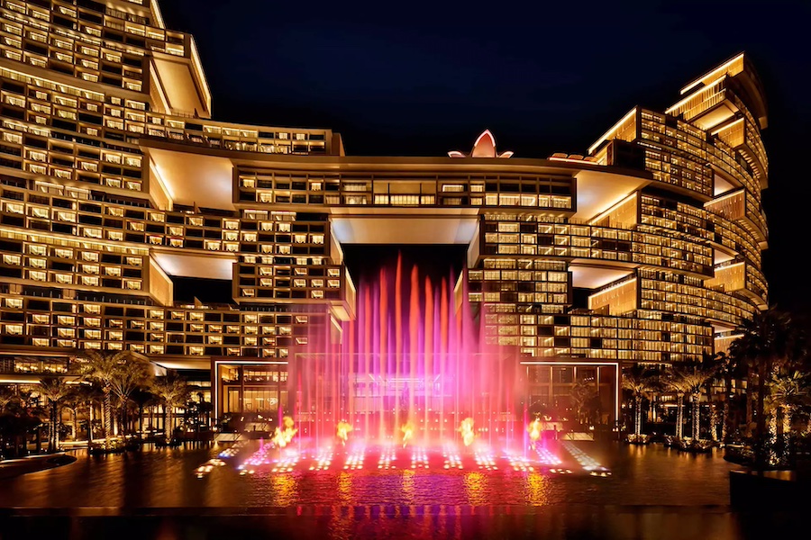 Světelná a vodní show u hotelu Atlantis The Royal v Dubaji. Tip co dělat v Dubaji večer.