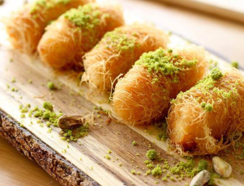 Řecký sladký dezert Kadaifi na talíři