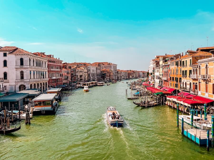 Pohled na Grand Canal v Benátkách - voda, lodě a barevné domky
