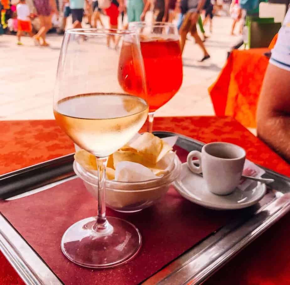 víno káva aperol, náměstí v Benátkách, restaurace, stůl