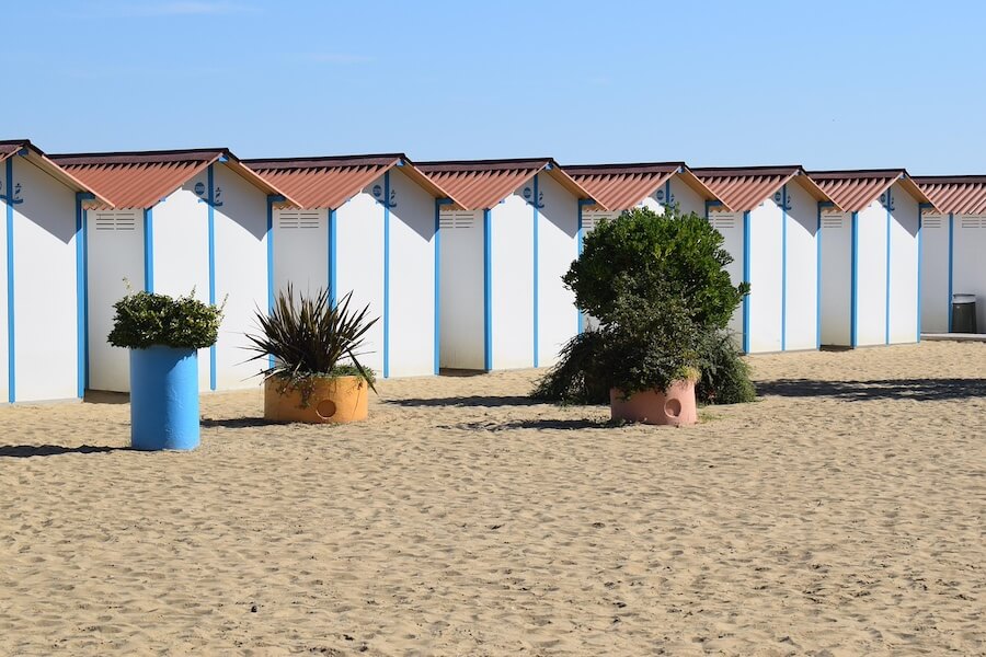 Pláž s bílými domečky v Benátkách, Lido di Venezia v Itálii