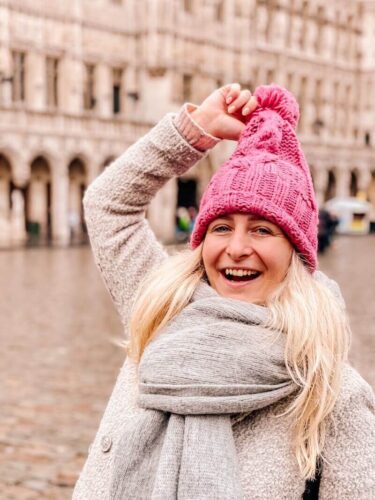 Žena - autorka blogu Blond on the road - v zimní čepici během adventního výletu na vánoční trhy v Bruselu.