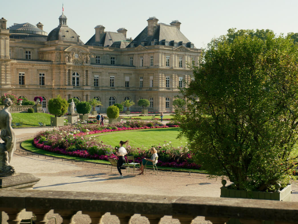 Lucemburské zahrady v Paříži, Lucemburský palác v pozadí