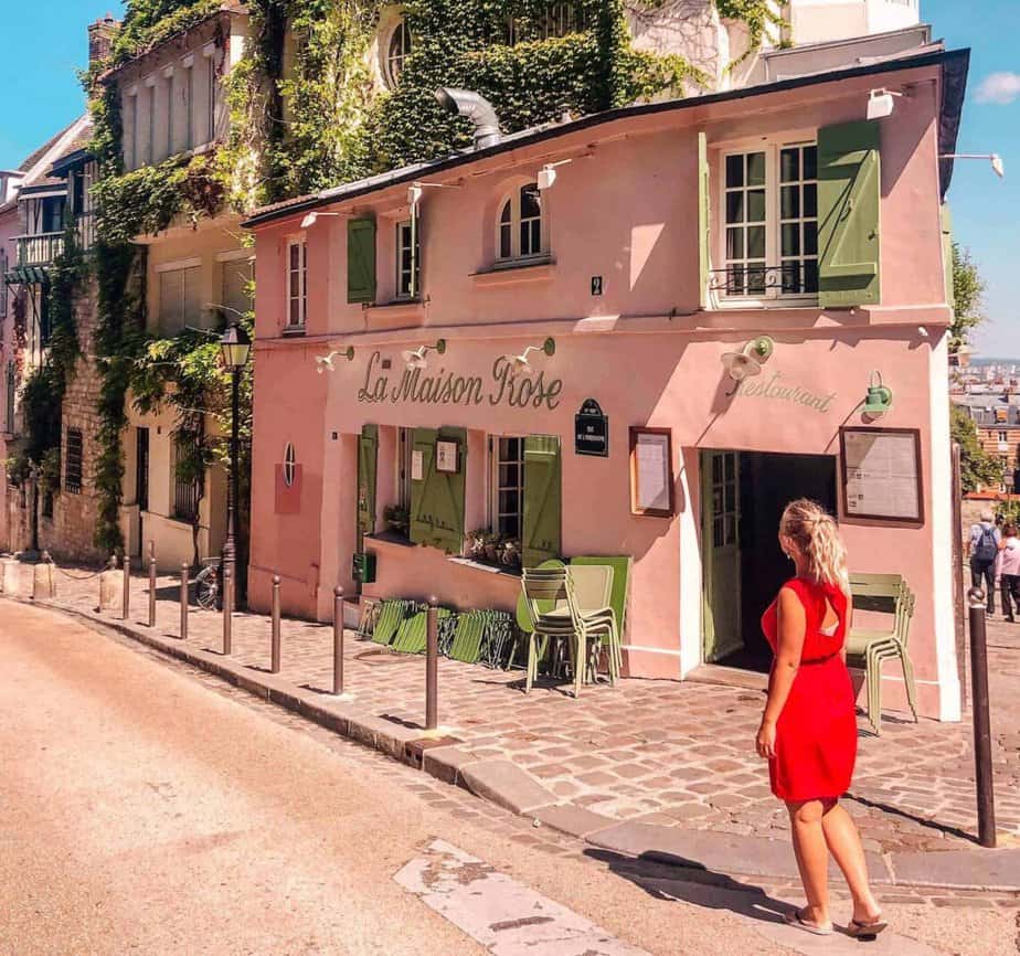 Kde se natacela Emily in Paris - Dívka v červených šatech před restaurací na Montmartru v Paříži