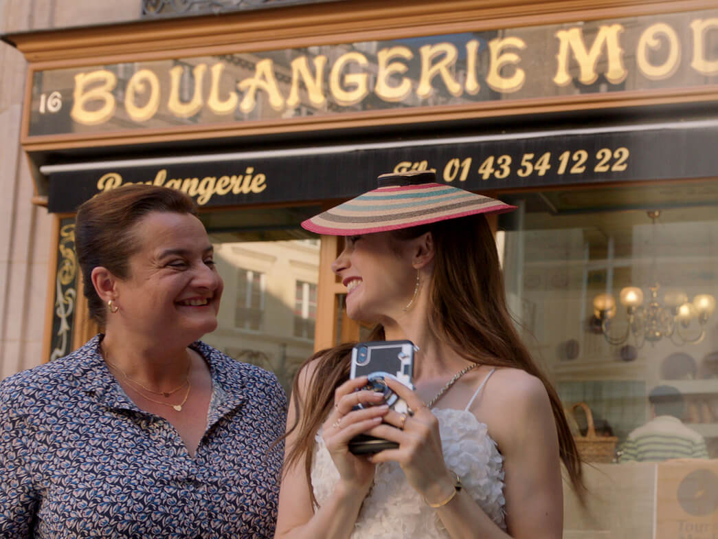 Kde se natáčela Emily in Paris - dvě ženy před obchodem