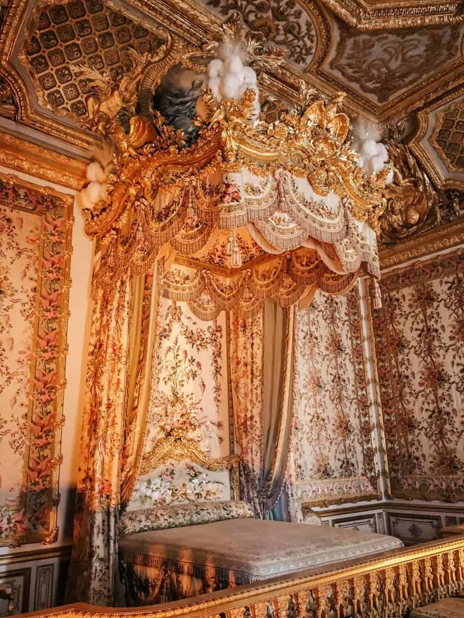 Zámek Versailles královská ložnice postel s nebesy