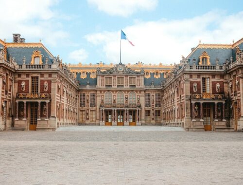 Pohled na hlavní bránu a vstup, zámek Versailles ve Francii. Úvodní fotografie k článku.