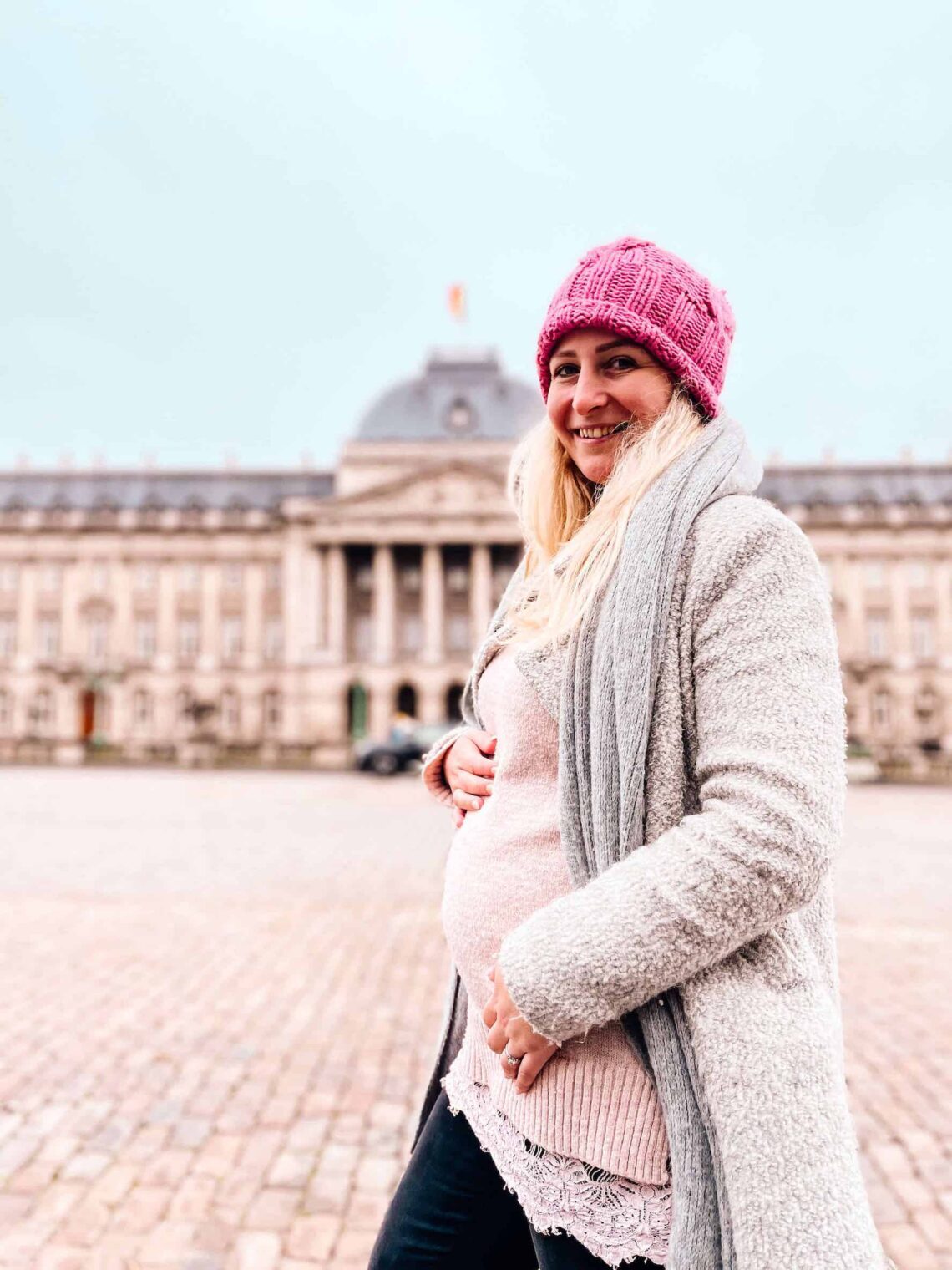 Létání v těhotenství žena s bříškem královský palác v Bruselu