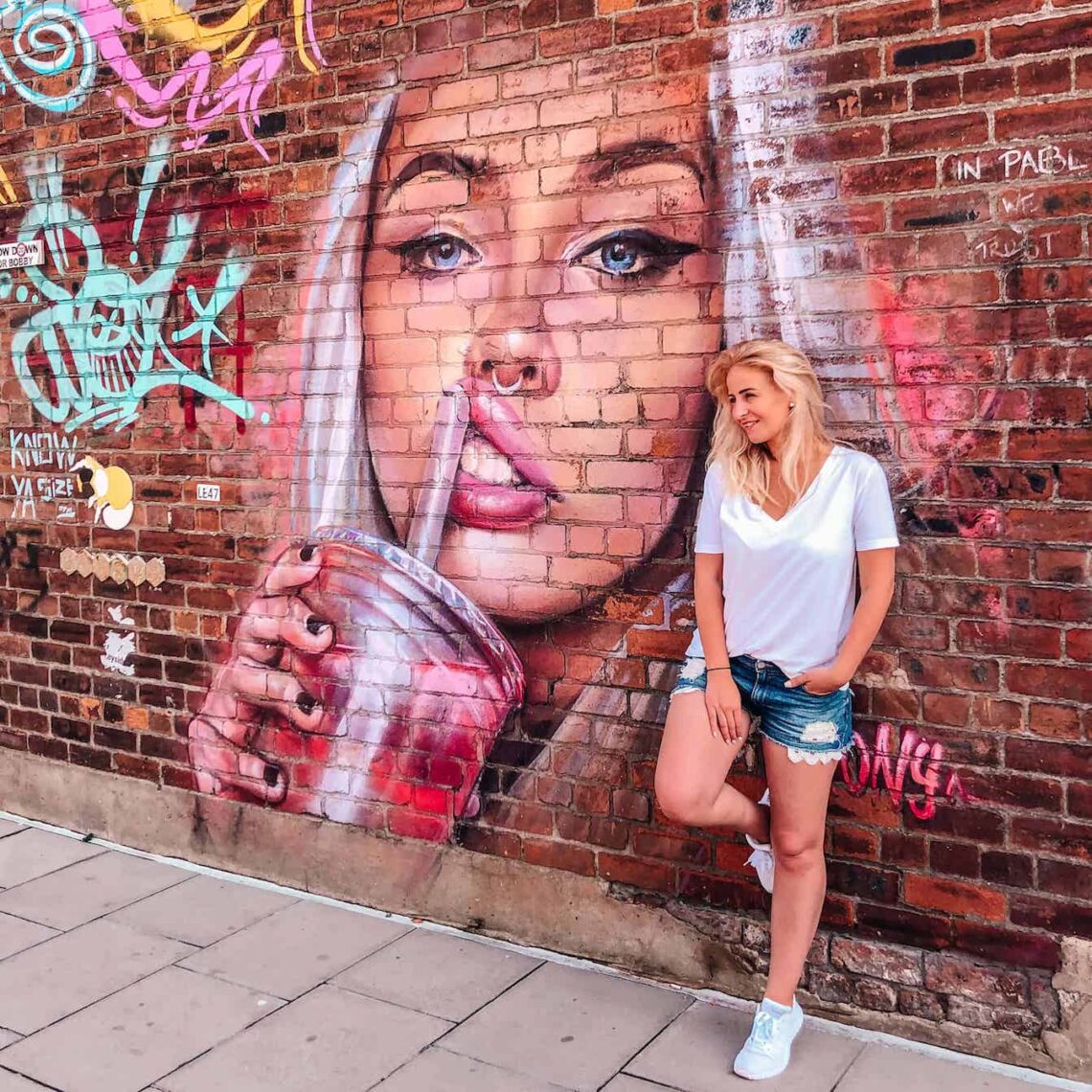 Liverpool Baltic Triangle, Co vidět v Liverpoolu, dívka u zdi pomalované graffiti
