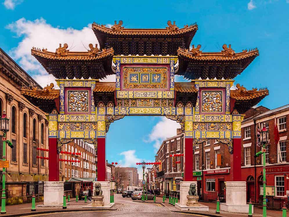 Vstup do Chinatown v Liverpoolu, pohled na zdobenou vstupní bránu