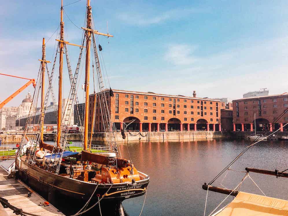 Liverpool, pohled na Royal Albert Dock, v popředí loď, v pozadí cihlová budova