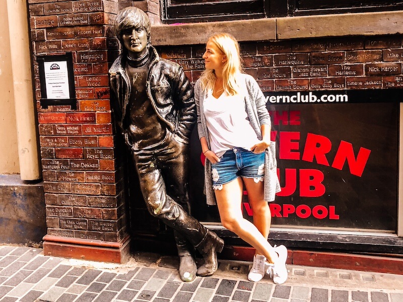 Co vidět v Liverpoolu? Cavern Bar a socha člena kapely Beatles a vedle něj autorka blogu Blond on the Road.