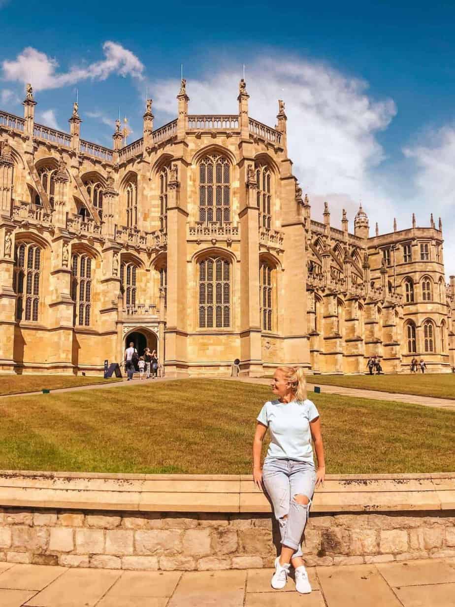 Blond on the road. Pohled na kapli sv. Jiří na hradě Windsor, před kaplí sedící dívka.