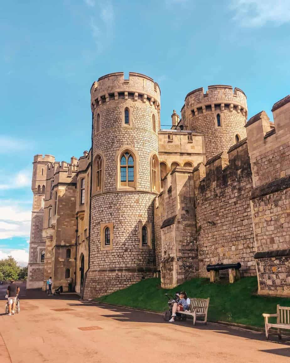 Hrad Windsor pohled na věže hradu z nádvoří