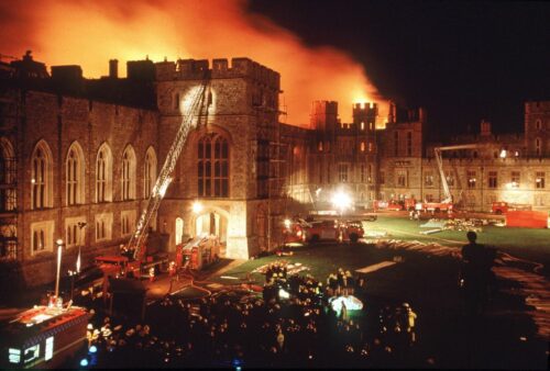 Požár na hradě Windsor, pohled na hrad Windsor v noci, zásah hasičů