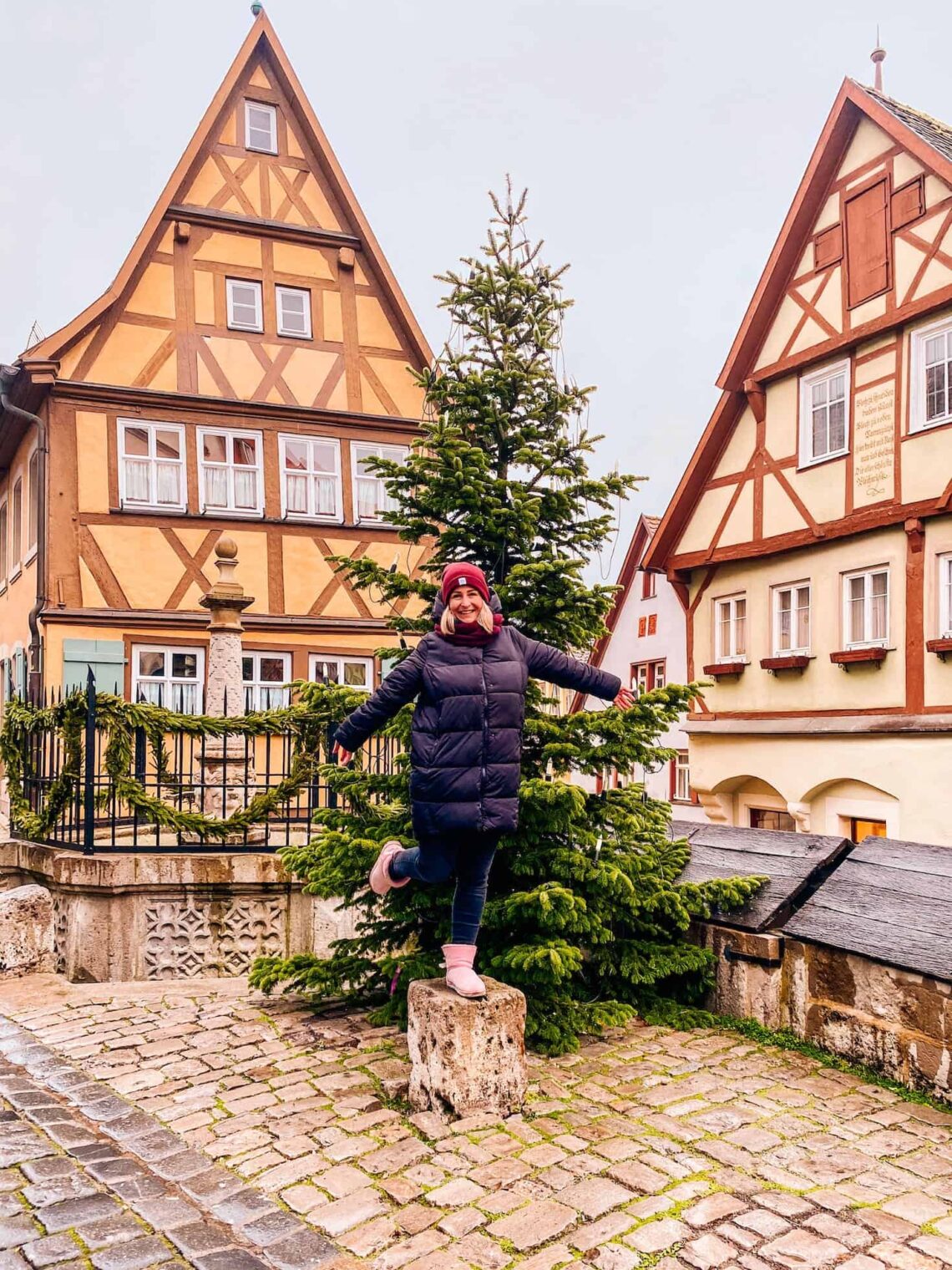 Rothenburg ob der Tauber usmívající se dívka stojící před domem, blogerka Blond on the road.