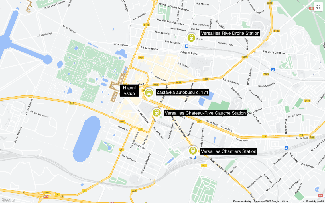 Zámek Versailles, mapa s vyznačením, jak se dostat do Versailles z vlakových nádraží a zastávky autobusu