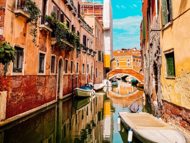 Na co si dát pozor v Benátkách lodě laguna most domy