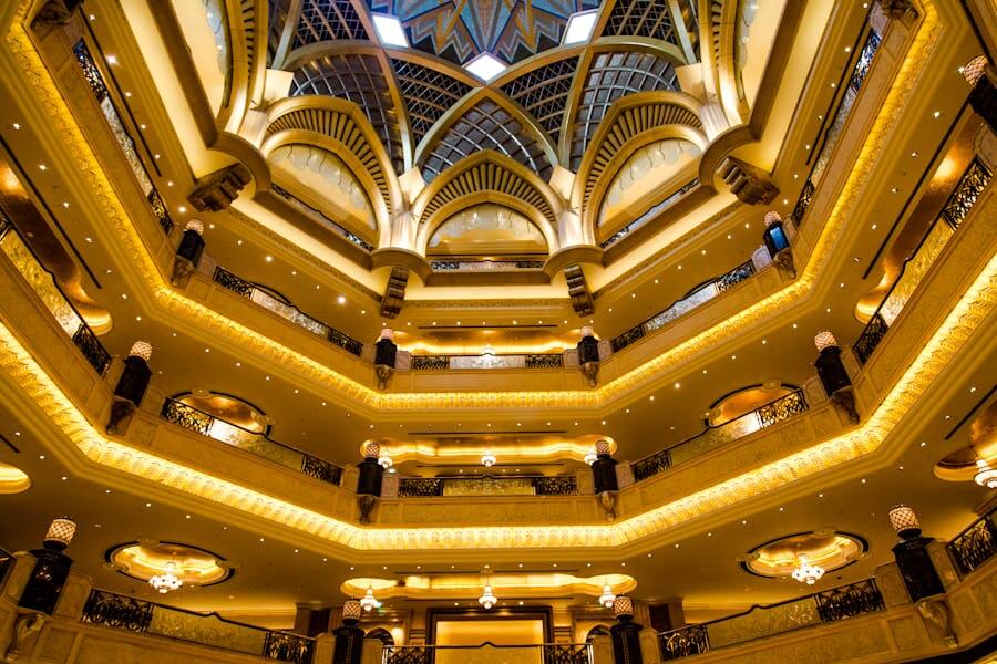 Zlatem vykládaný interiér a kopule hotelu Emirates Palace, luxusní památka a ikonické místo, co vidět v Abu Dhabi.