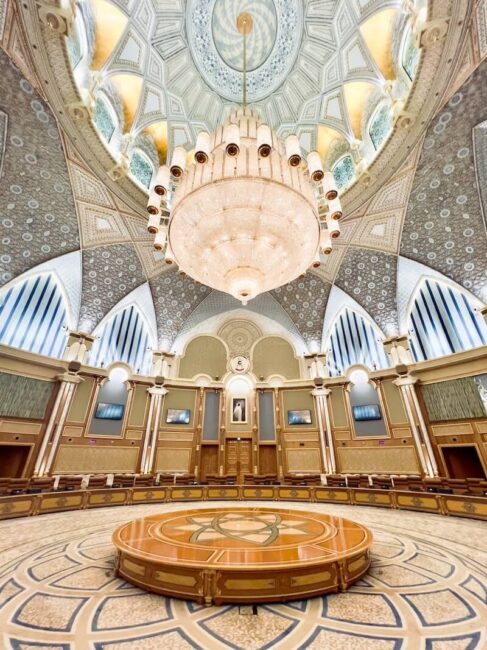 Jednací sál (Majlis) v paláci Qasr Al Watan s masivním lustrem a tradičním islámským designem. Důležitá součást památek Abu Dhabi.
