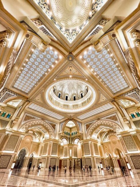 Úchvatný geometrický interiér hlavního sálu prezidentského paláce Qasr Al Watan v Abu Dhabi. Ukázka luxusní islámské architektury.